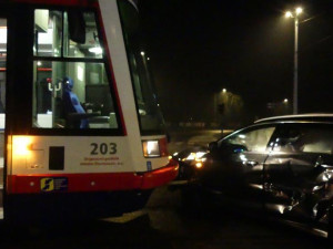 Mladík bez řidičáku vjel v Olomouci s autem pod tramvaj. Odhad škody činí čtvrt milionu