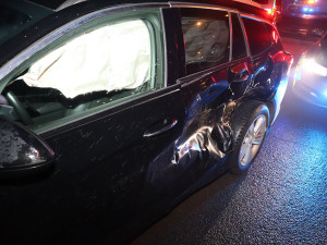 Mladík bez řidičáku vjel v Olomouci s autem pod tramvaj. Odhad škody činí čtvrt milionu