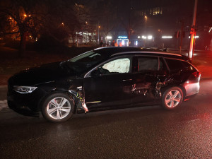 Mladík bez řidičáku vjel v Olomouci s autem pod tramvaj. Odhad škody činí čtvrt milionu