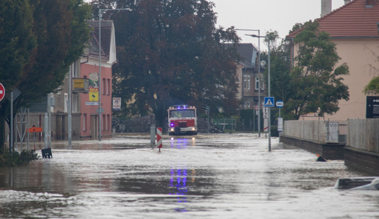 Pomoc je pomalá či nedostupná, stěžují si vyplavení podnikatelé. Moc té kritice nerozumím, reagoval ministr