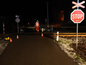 Postarší řidič vjel na poslední chvíli na přejezd v Litovli. Škodovku odhodil vlak pod násep