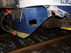 Postarší řidič vjel na poslední chvíli na přejezd v Litovli. Škodovku odhodil vlak pod násep