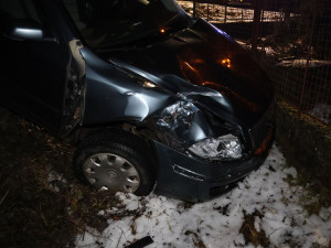 Postarší řidič vjel na poslední chvíli na přejezd v Litovli. Škodovku odhodil vlak pod násep