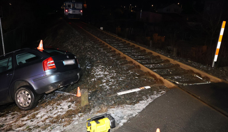 Postarší řidič vjel na poslední chvíli na přejezd. Škodovku v Litovli odhodil vlak pod násep