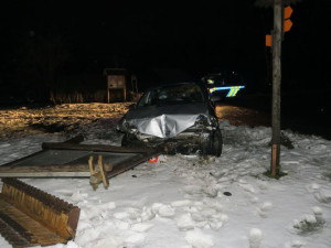 Divoká jízda ve Starém Městě. Opilý mladík naboural do budovy radnice a poničil i dřevěnou tabuli opodál