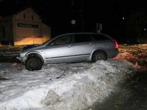 Divoká jízda ve Starém Městě. Opilý mladík naboural do budovy radnice a poničil i dřevěnou tabuli opodál