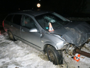 Divoká jízda ve Starém Městě. Opilý mladík naboural do budovy radnice a poničil i dřevěnou tabuli opodál