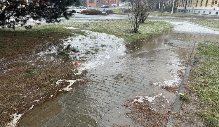 V Hranicích dnes netekla voda. Vodohospodáři již havárii opravili