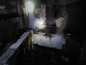 Z hořícího bytu v Zábřehu hasiči zachránili sedm osob. Jeden člověk má popáleniny druhého stupně