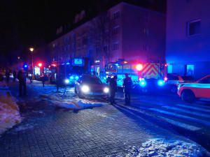 Z hořícího bytu v Zábřehu hasiči zachránili sedm osob. Jeden člověk má popáleniny druhého stupně