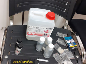 U osmatřicetiletého muže našli celníci v dalším případě kilogram tekuté extáze