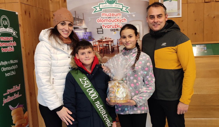 Foto_Čtvrtmiliontý návštěvník Muzea Olomouckých tvarůžků s rodinou
