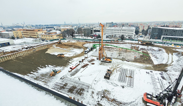 Kvanta zeminy a vrtání pilot. Ve FN Olomouc pokročila úvodní fáze stavby pavilonu za 3,5 miliardy