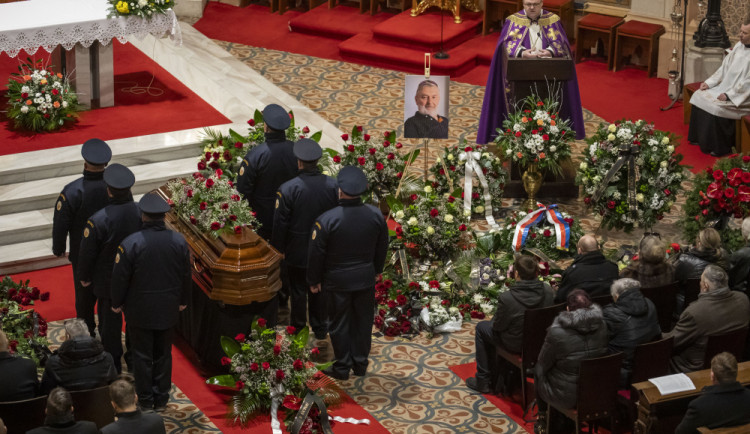 Na rozloučení s Milanem Ferancem dorazily stovky lidí. Do Olomouce přijel i Andrej Babiš