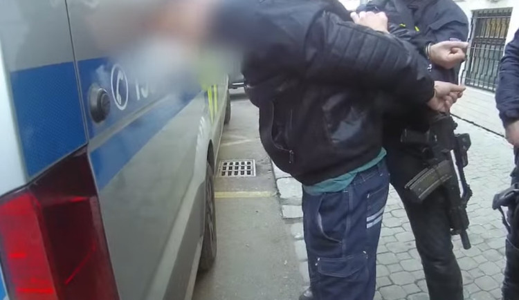 Chtěl jsem vyvraždit tu fakultu, tvrdil muž. Když už byl v poutech, začal provolávat nacistická hesla