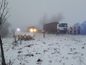 Vážná nehoda u Horní Loděnice, řidiče odvezla záchranka. Omezení v dopravě budou celé dopoledne