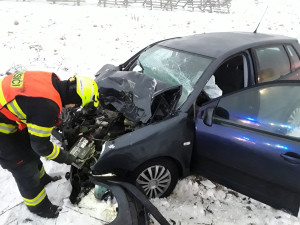 Vážná nehoda u Horní Loděnice, řidiče odvezla záchranka. Omezení v dopravě budou celé dopoledne