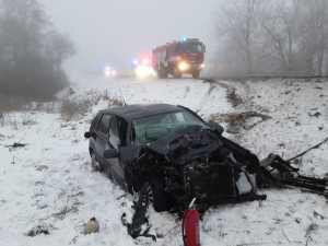 Vážná nehoda u Horní Loděnice, řidiče odvezla záchranka. Omezení v dopravě budou celé dopoledne