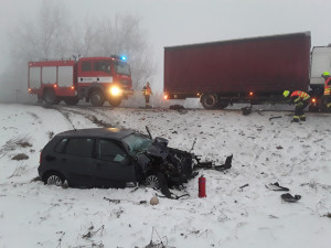 Vážná nehoda u Horní Loděnice, řidiče odvezla záchranka. Omezení v dopravě budou celé dopoledne