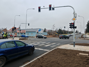 Vytíženou křižovatku u vodojemu v Olomouci nově řídí semafory. Řidiče pobouřilo delší čekání