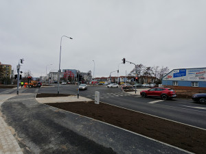 Na vytížené křižovatce u vodojemu v Olomouci se rozběhly semafory. Řidiče pobouřilo delší čekání