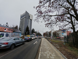 Na vytížené křižovatce u vodojemu v Olomouci se rozběhly semafory. Řidiče pobouřilo delší čekání