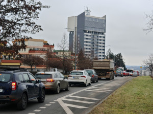 Na vytížené křižovatce u vodojemu v Olomouci se rozběhly semafory. Řidiče pobouřilo delší čekání