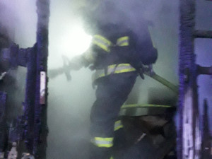 Ve Šternberku plameny pohltily unimo buňku, jeden člověk utrpěl vážné popáleniny