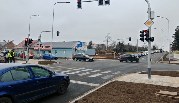 Na vytížené křižovatce u vodojemu v Olomouci se rozběhly semafory. Řidiče pobouřilo delší čekání
