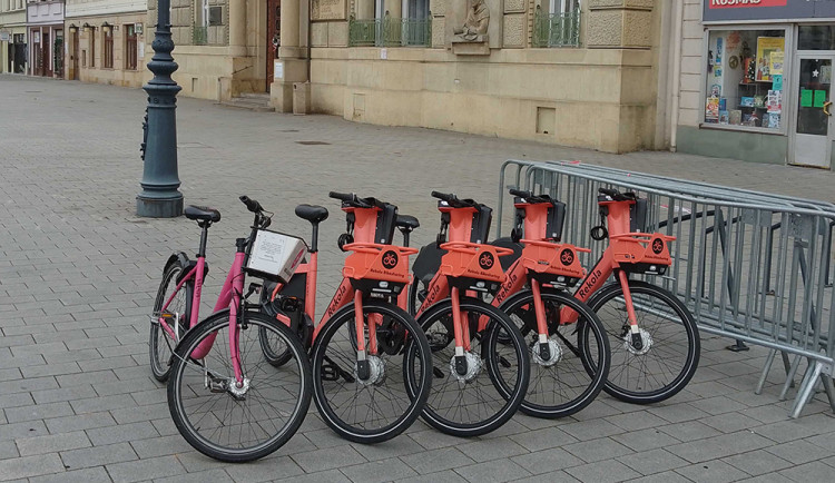 V Prostějově rozšířili oblíbenou službu sdílených bicyklů, nová elektrokola už někdo poškodil