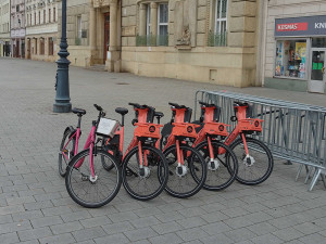 V Prostějově rozšířili oblíbenou službu sdílených bicyklů, nová elektrokola už někdo poškodil