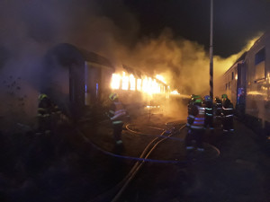 Na odstavném kolejišti v Přerově hořely dva osobní vagony. Kdo je zapálil, zjišťují vyšetřovatelé