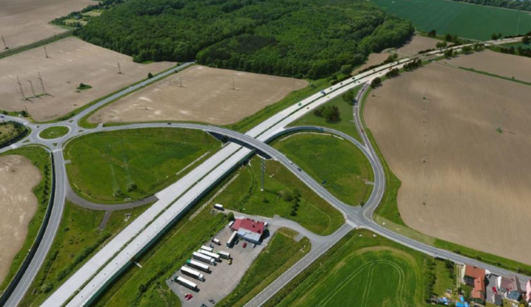 Úleva od kamionů pro Hranice a okolí se blíží. Stavba Palačovské spojky pokračuje i v zimě, hotovo bude za rok