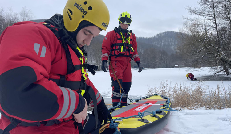 VIDEO: Z ledu pomůže do bezpečí i speciální paddleboard. Cvičně ho prověřili hasiči na Šternbersku