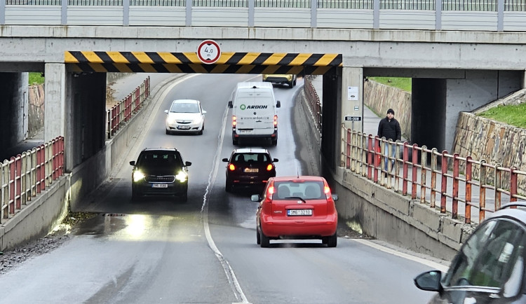 Vodu z podjezdu v Předmostí odvede kilometr dlouhé podzemní potrubí. Stavět se začne po dokončení D1