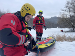 VIDEO: Z ledu pomůže do bezpečí i speciální paddleboard. Cvičně ho prověřili hasiči na Šternbersku