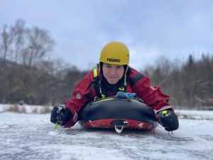 VIDEO: Z ledu pomůže do bezpečí i speciální paddleboard. Cvičně ho prověřili hasiči na Šternbersku