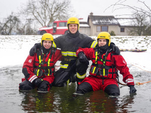 VIDEO: Z ledu pomůže do bezpečí i speciální paddleboard. Cvičně ho prověřili hasiči na Šternbersku