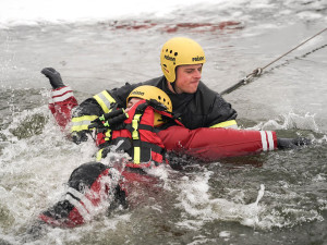 VIDEO: Z ledu pomůže do bezpečí i speciální paddleboard. Cvičně ho prověřili hasiči na Šternbersku