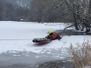 VIDEO: Z ledu pomůže do bezpečí i speciální paddleboard. Cvičně ho prověřili hasiči na Šternbersku