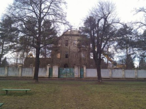 Téměř deset let od demolice. Obnova prázdného areálu Jezdeckých kasáren v Prostějově moc nepokročila