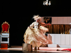 Moravské divadlo uvádí romskou Pohádku zakletou do cimbálu. Je plná emocí a humoru