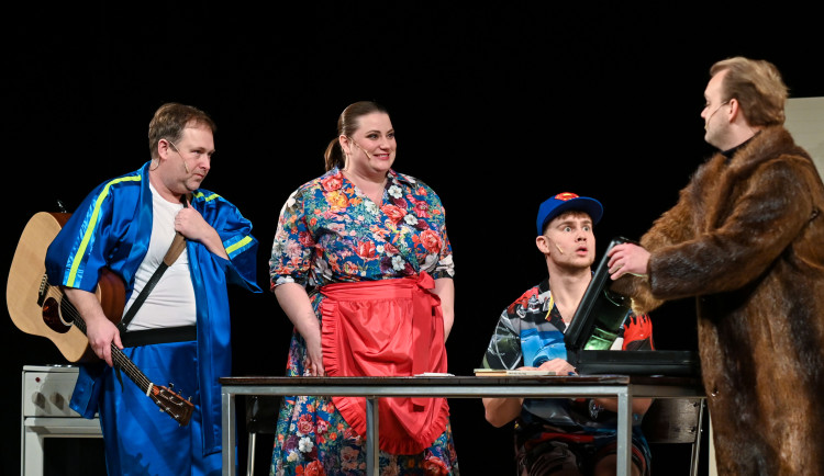 Moravské divadlo uvádí romskou Pohádku zakletou do cimbálu. Je plná emocí a humoru