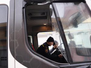 Hasiči v Olomouci poznávali vlastnosti elektroaut i kamionů. Na zásahy mají připravené speciální konektory