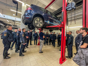 Hasiči v Olomouci poznávali vlastnosti elektroaut i kamionů. Na zásahy mají připravené speciální konektory