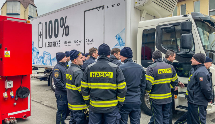 Hasiči v Olomouci zkoumali specifika elektroaut i kamionů. Při zásahu pomůže i speciální konektor