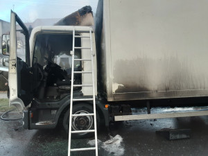 V Němčicích nad Hanou hořel nákladní vůz, hasiči se nemohli dostat do nákladního prostoru