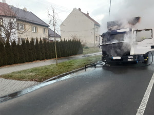 V Němčicích nad Hanou hořel nákladní vůz, hasiči se nemohli dostat do nákladního prostoru