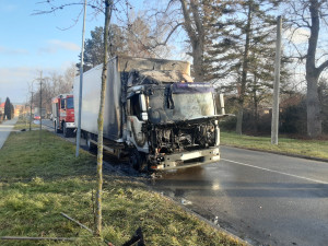 V Němčicích nad Hanou hořel nákladní vůz, hasiči se nemohli dostat do nákladního prostoru