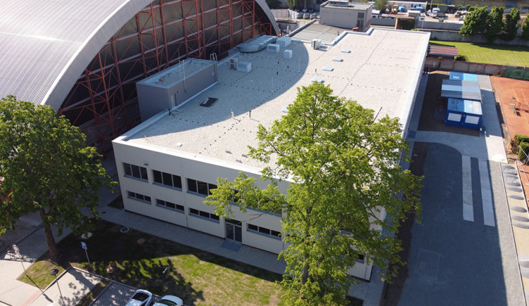 Budova šaten pro mládež u prostějovského zimního stadionu, jejíž součástí bude i rekondiční centrum